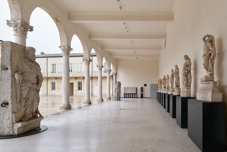 Il ponte-galleria dei mulini e le sue sculture, «cosa non sì agevole a rinvenirsi in qualunque altra città»